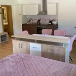 Apartmaji Pr' Nas דירה *