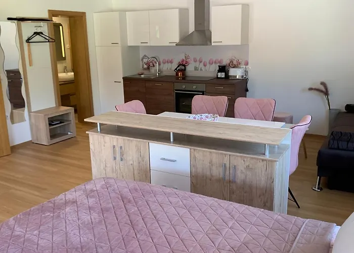 Apartmaji Pr' Nas דירה *