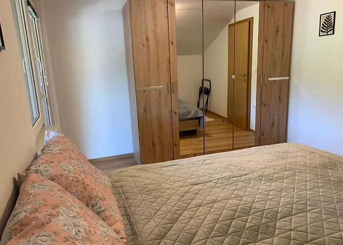 Apartmaji Pr' Nas דירה *